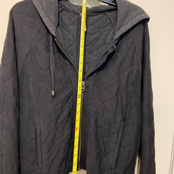 Free People Women’s (Medium) Black Quilted Jacket with Hood and zipper back. - Picture 10 of 11